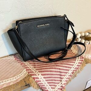 EUC Michael Kors Selma black Saffiano leather crossbody bag